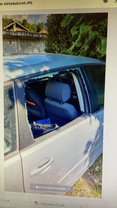 Proiettili, armi e machete gettati nell’auto del sindaco