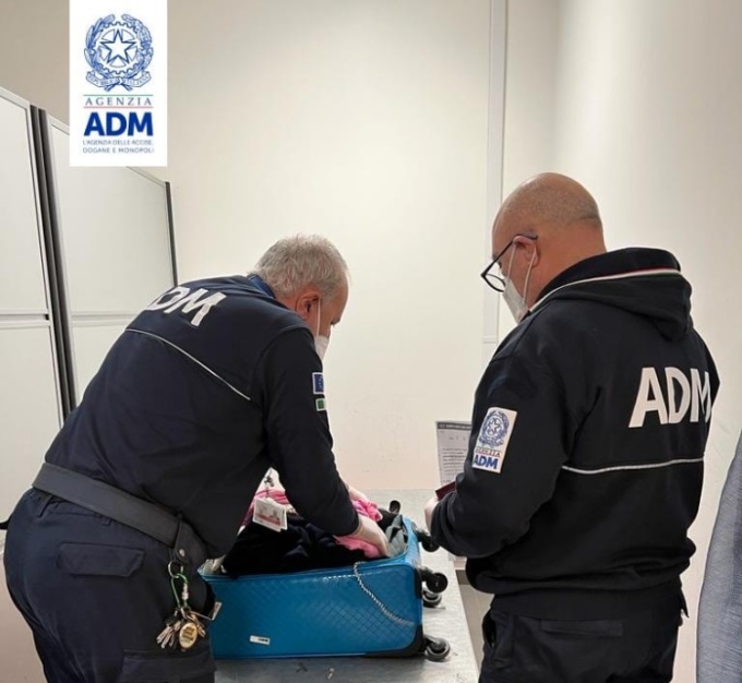Sequestrate a Caselle 3.105 stecche di sigarette