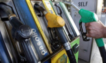 Il prezzo di benzina e diesel scende, ai minimi del 2023. Ecco dove è più conveniente fare rifornimento
