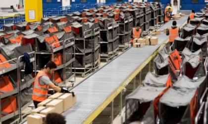 La denuncia della Cgil: "Amazon sospende lavoratrice perchè sta troppo in bagno"