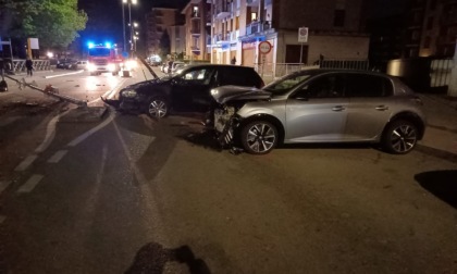Incidente a Banchette, auto abbatte palo della luce