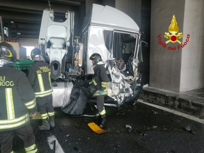 Scarmagno, incidente in autostrada, tir si schianta in galleria e perde carburante