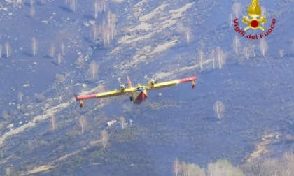 Grande incendio nella notte nei boschi della Valchiusella