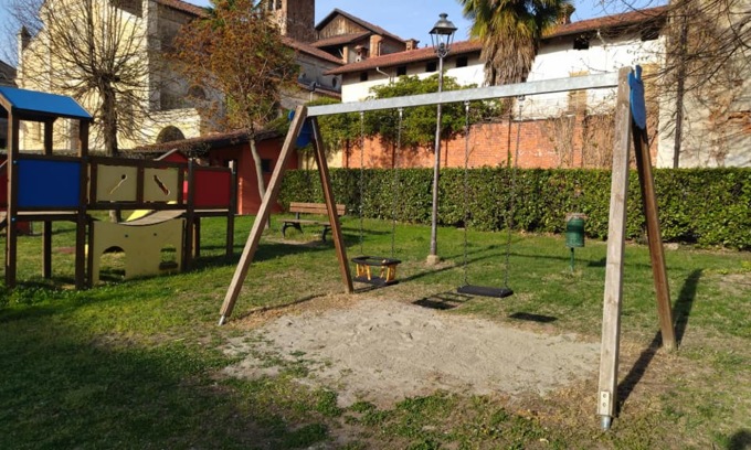 Il parco giochi usato come un gabinetto per i cani