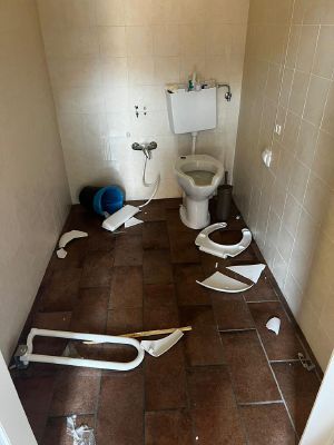 Vandali devastano i bagni di piazza Castello ad Agliè