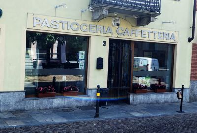 Si presenta dentro ad un bar con una pistola per lamentarsi del rumore del giorno prima