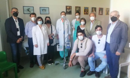 I Lions donano un apparecchio per l’ossigenoterapia alla Pediatria di Chivasso