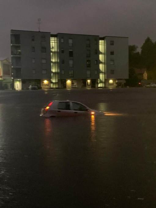 Ivrea: una bomba d’acqua allaga la città, auto sommersa