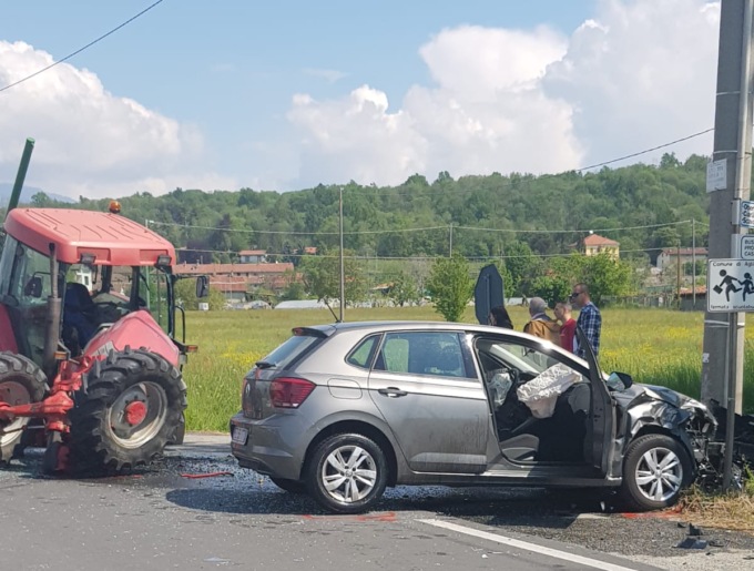 Schianto ad Agliè auto si scontra con un trattore | FOTO
