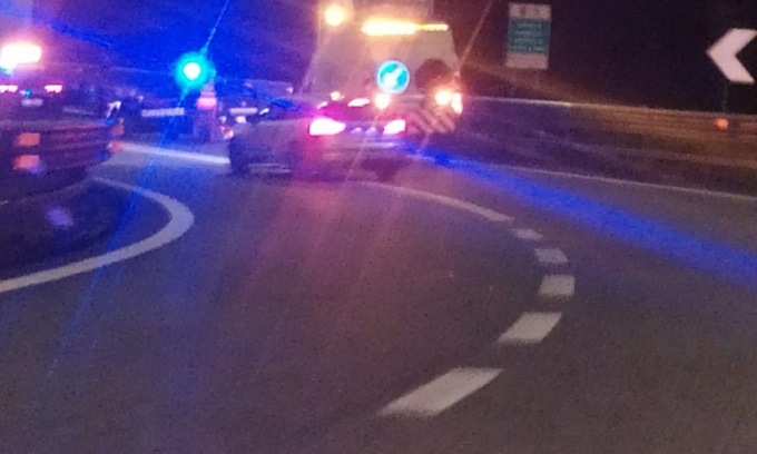 Inseguimento da film finisce con la fuggitiva contro il guard-rail