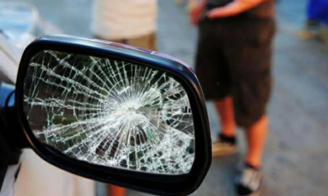 Truffa dello specchietto compiuta da un giovane a bordo di un’Audi