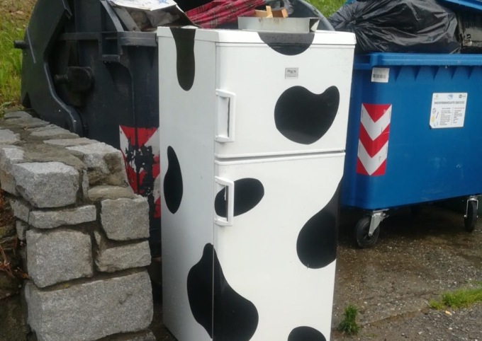 Frigo muccato abbandonato a Traversella, il proprietario aveva chiesto il ritiro a Tekonservice