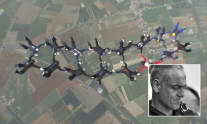 I paracadute si intrecciano in volo: due istruttori morti, uno è torinese