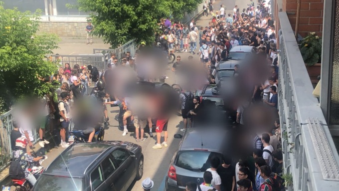 All’Aldo Moro studenti in strada per festeggiare la fine della scuola