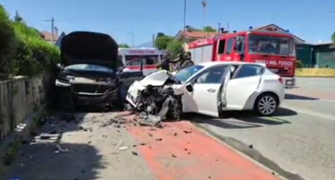 Terribile incidente a Rivarolo Canavese: cinque feriti e tre auto coinvolte