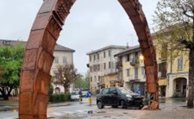 Arco di Pomodoro danneggiato, il ripristino va troppo per le lunghe