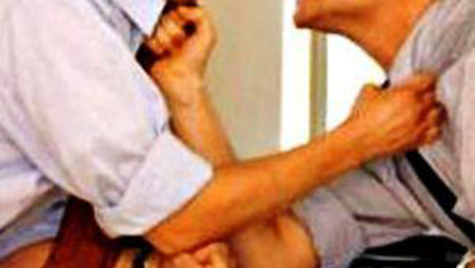 Pedone rifila cazzotto in faccia a un automobilista che aveva frenato di colpo per non investirlo