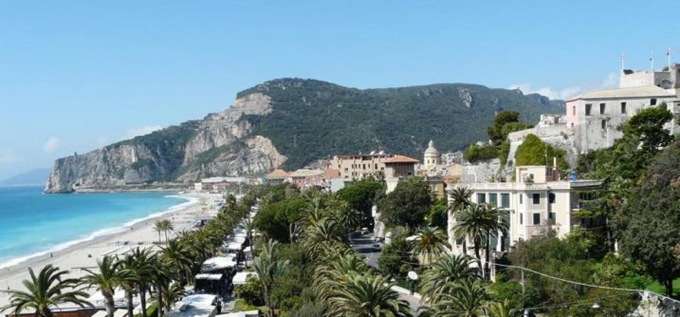 Tragedia a Finale Ligure: donna muore in spiaggia, inutili i soccorsi