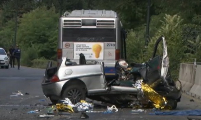 Scontro frontale tra un’auto e un bus Gtt: morti due giovani