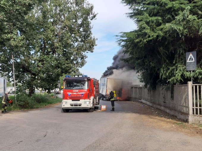 Leini, furgone frigo in fiamme in Strada Palera IL VIDEO