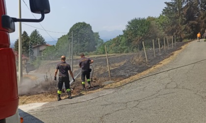 Brucia la Serra di Ivrea, fiamme vicine al centro abitato | FOTO