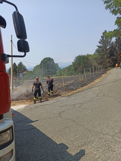 Brucia la Serra di Ivrea, fiamme vicine al centro abitato | FOTO