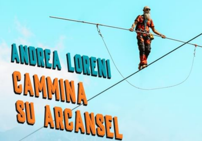 Andrea Loreni passeggia sospeso a 350 metri sull’Arcansel