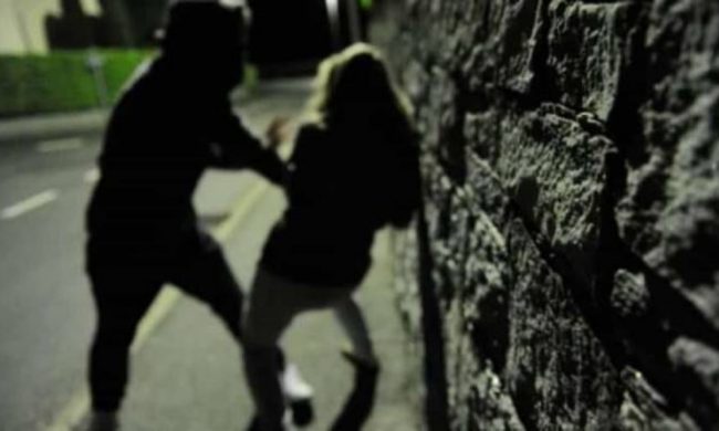 Tentata violenza su una 22enne alla fermata del tram, arrestato 32enne