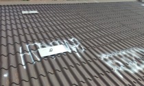 Baby vandali danneggiano il tetto della scuola