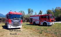 Incendio in una legnaia, bruciato anche un trattore