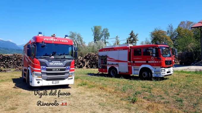 Incendio in una legnaia, bruciato anche un trattore