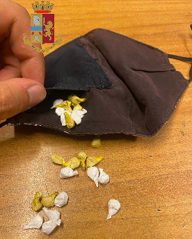 La droga nella mascherina nuovo modo di spacciare