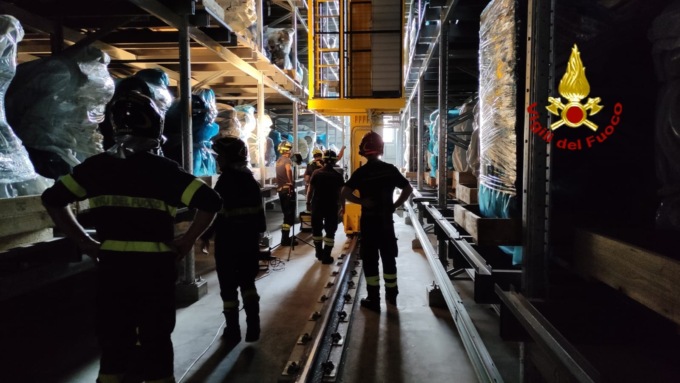 Cirié, due operai bloccati nella cabina dell’ascensore a più di 15 metri d’altezza