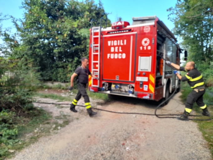 Incendio in un terreno a Leini, intervento dei Vigili del fuoco
