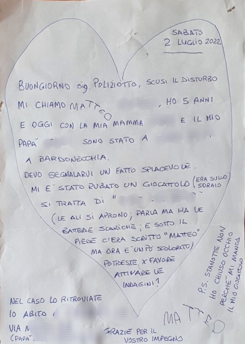 Scrive una lettera ai poliziotti perché ritrovino il gioco rubato, gli agenti gliene regalano uno uguale