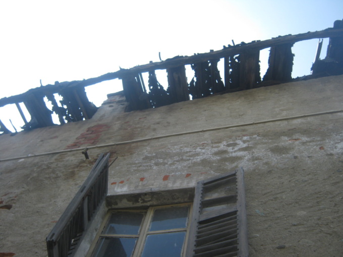 Degrado nel centro storico di Ciriè: pericolo caduta tetto