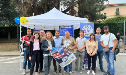 Urla, insulti, cartelloni strappati, attimi di tensione al banchetto della Lega a Rivarolo