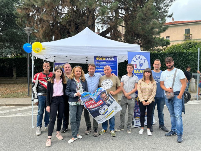 Urla, insulti, cartelloni strappati, attimi di tensione al banchetto della Lega a Rivarolo