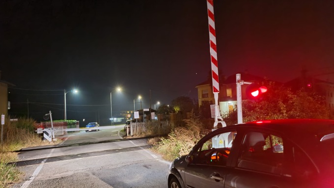 A Borgofranco sbarre alzate con il treno in transito, Francisca: “fino a quando si può confidare nella buona stella?”