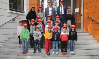A Mathi cappellini rossi per i 17 «primini»: così il sindaco ha dato loro il «benvenuto»