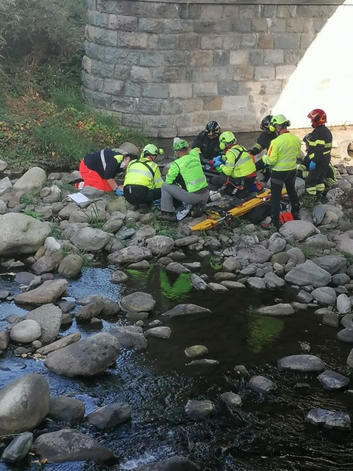 Lanzo: si getta dal ponte della ferrovia