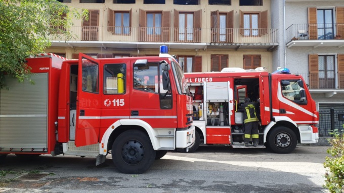 Incendio a Lanzo, a fuoco un camino