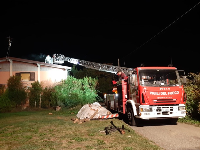 Incendio a Leini, brucia la canna fumaria di un’abitazione