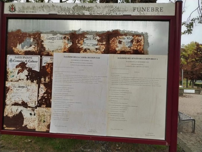 Ivrea: manifesti funebri coperti da quelli elettorali