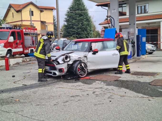 Nole: scontro tra due auto, una colpisce pompa di benzina
