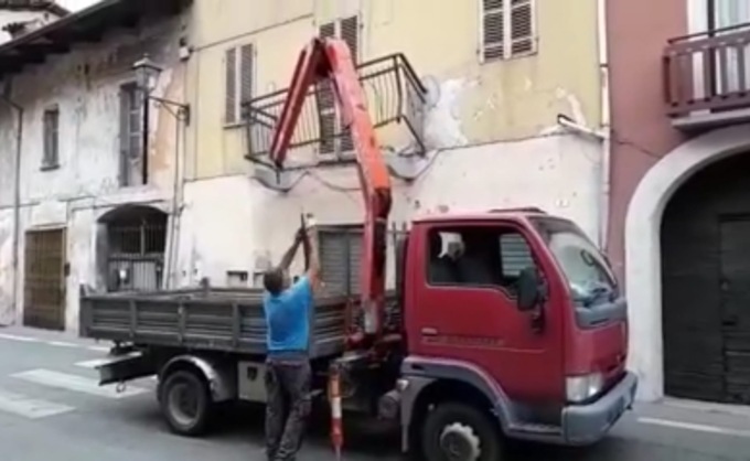 Non vede il divieto, si «fida» del navigatore ed entra in paese: abbattuto un balcone