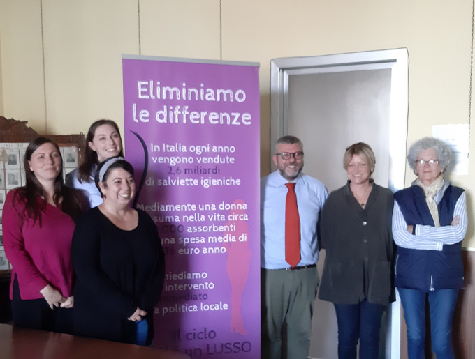 Assorbenti gratis nei bagni della scuola media