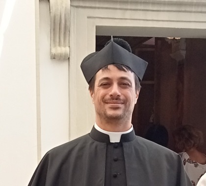 Don Mario Viano si dimette: due comunità sotto shock