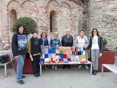 «Sferruzzando qua e là»: già 8.640 i quadrotti realizzati