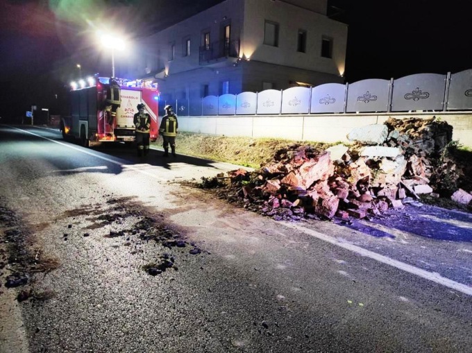 Front: cinghiale contro auto, distrutto pilone votivo